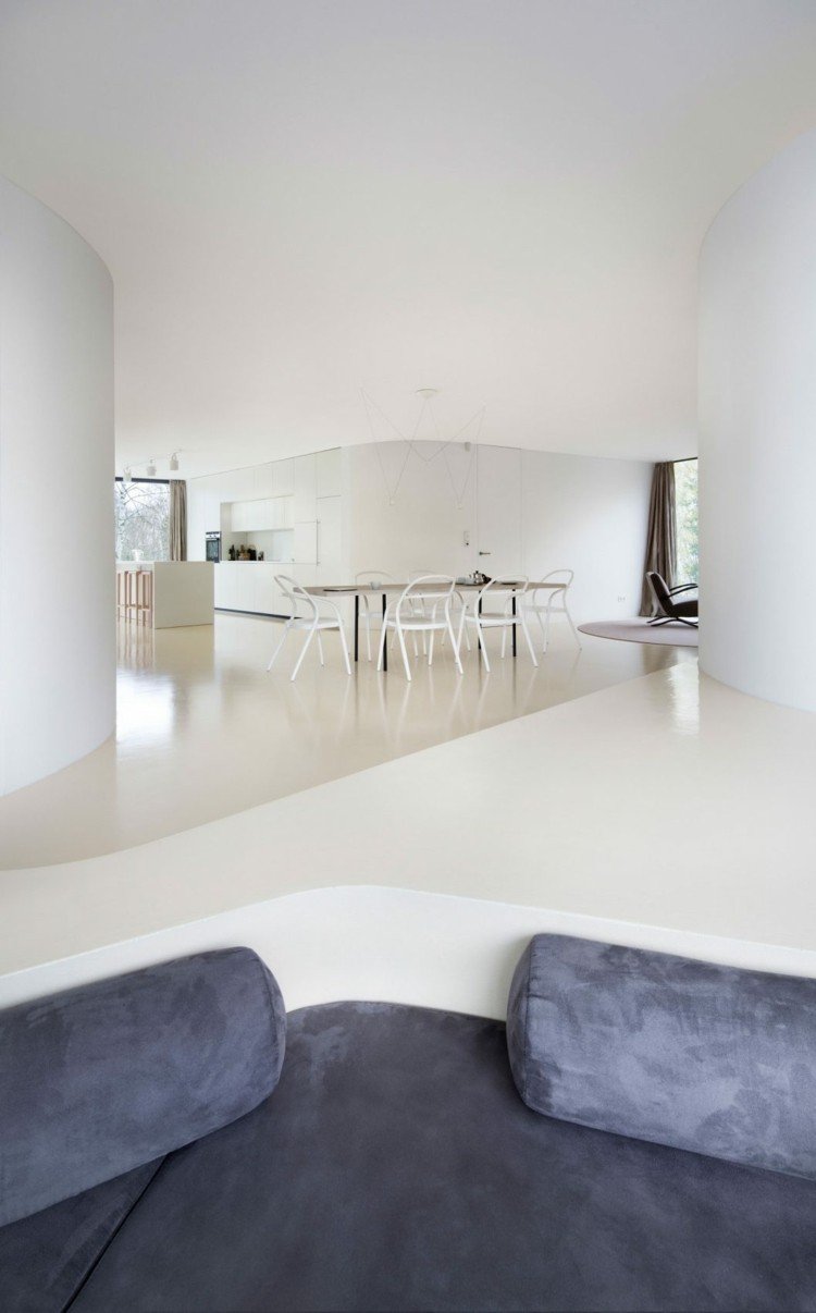 Z obývačky je tiež výhľad na kuchyňu a jedálenský kút Posedenie v obývačke Jedáleň-biele-nuansy-nábytok-obývačka