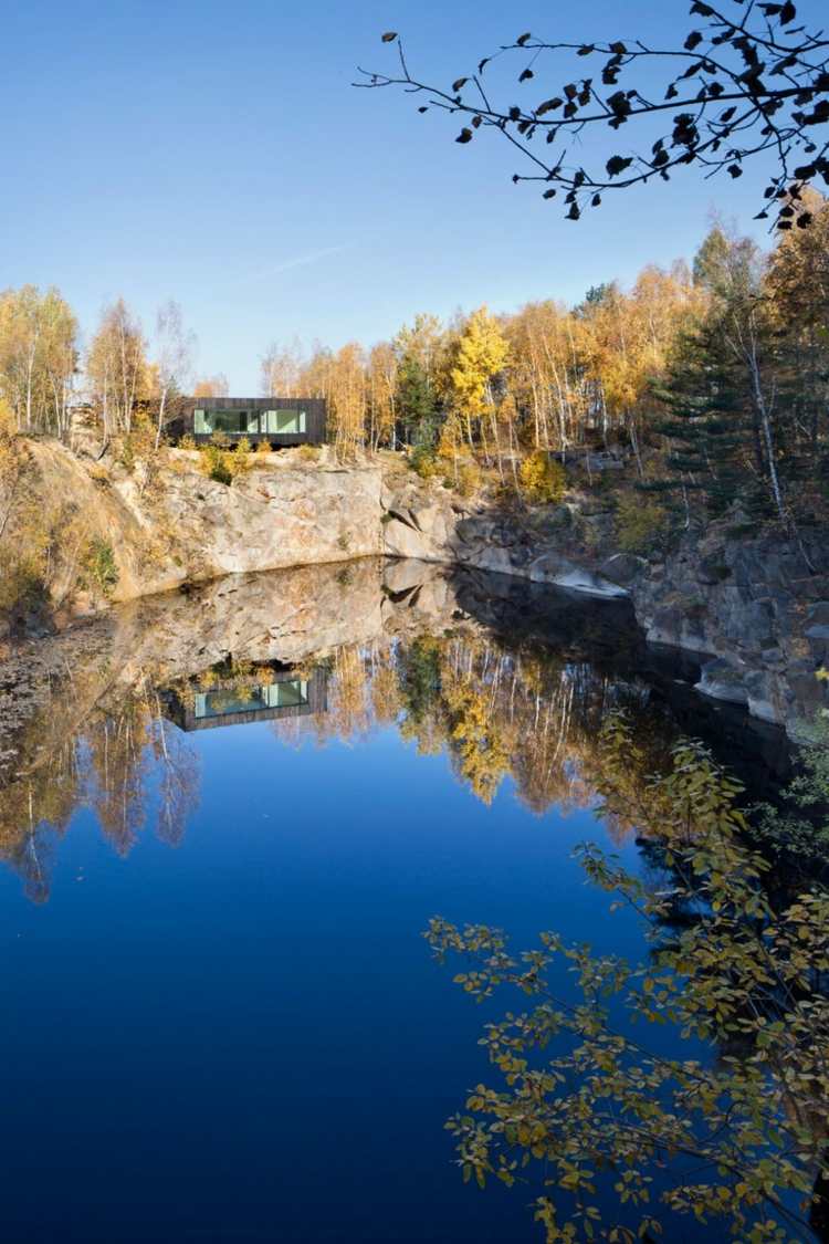 Na tejto banke je obývačka posedenie-obývačka-české jazero-moderná budova-dom