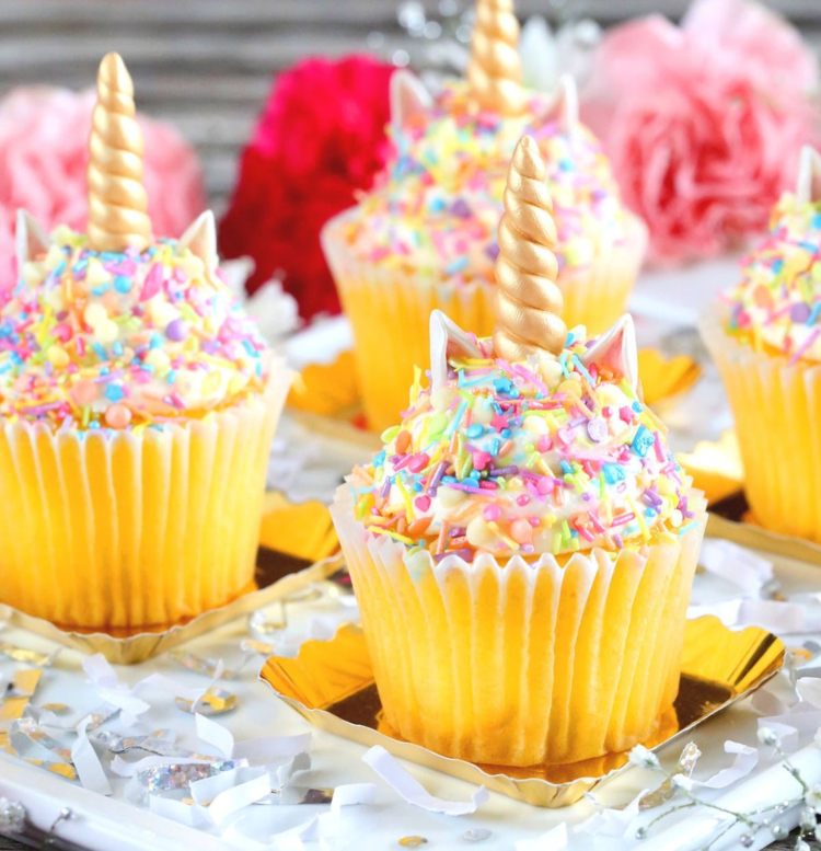 Muffiny z jednorožcových muffinov zdobia fondán