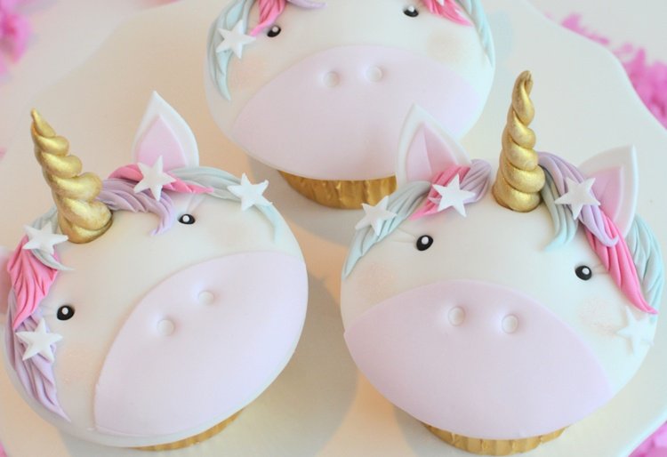 Vyrobte si jednorožcové muffiny.Fondán vystrihnite