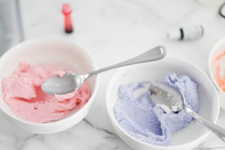 muffiny s jednorožcom pečú dekoráciu dúhovej farby