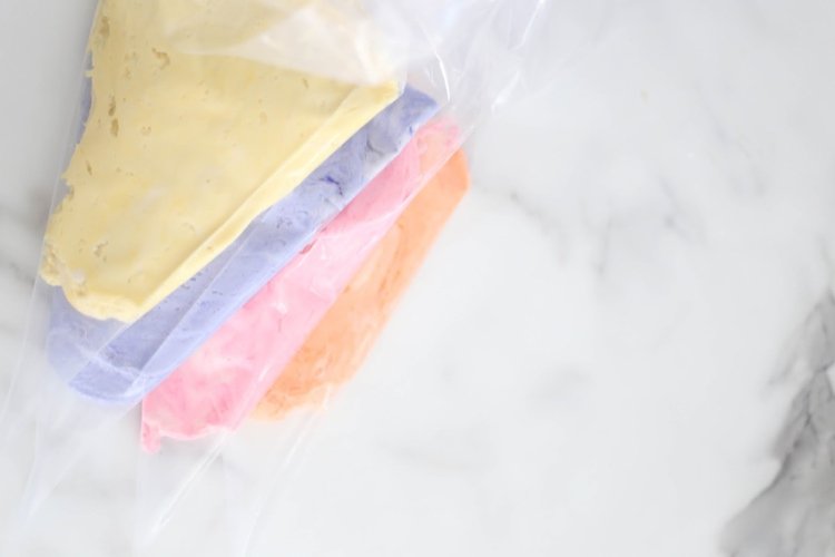 Urobte si jednorožcové muffiny dúhovou glazúrou