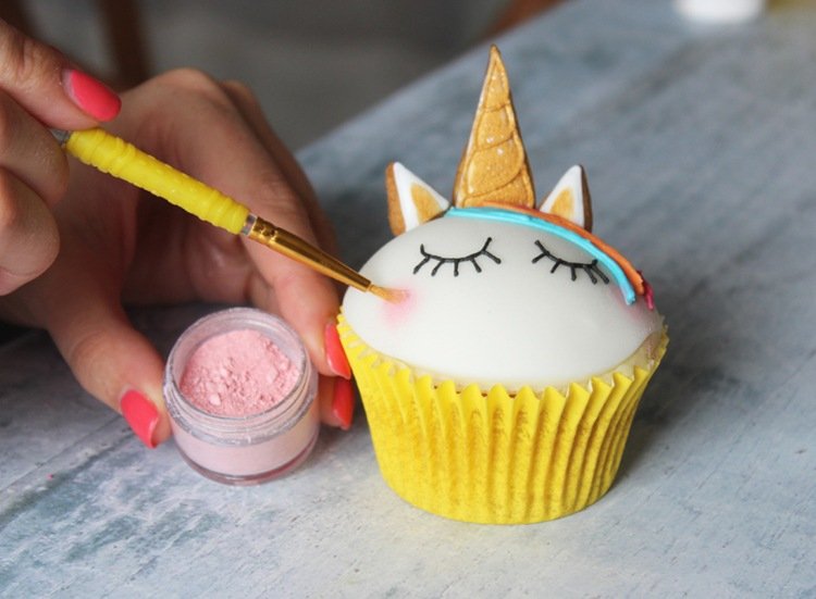 ozdoba štetcom na muffiny jednorožca