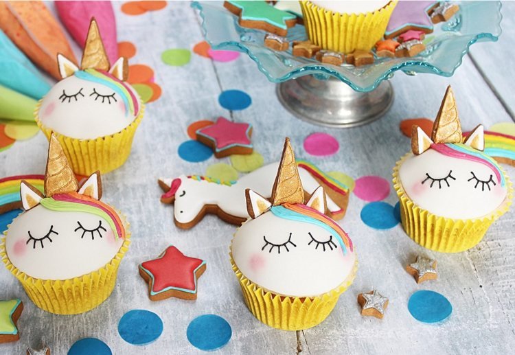 urobte si jednorožcové muffiny ozdobnou farbou