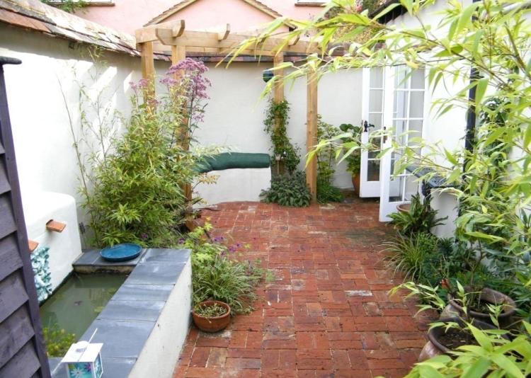 malá záhradná konštrukcia, podlaha, tehla, pergola, posedenie