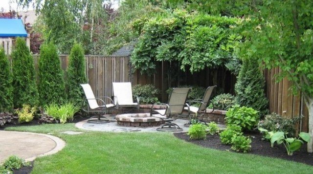 malá záhrada s krbom, posedením, stoličkami s vankúšmi