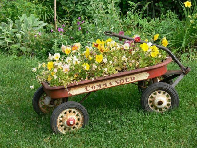 záhradná dekorácia fúrik-kvetináč-presádzanie kvetov fúrik-kvetináč-presádzanie kvetov v záhrade