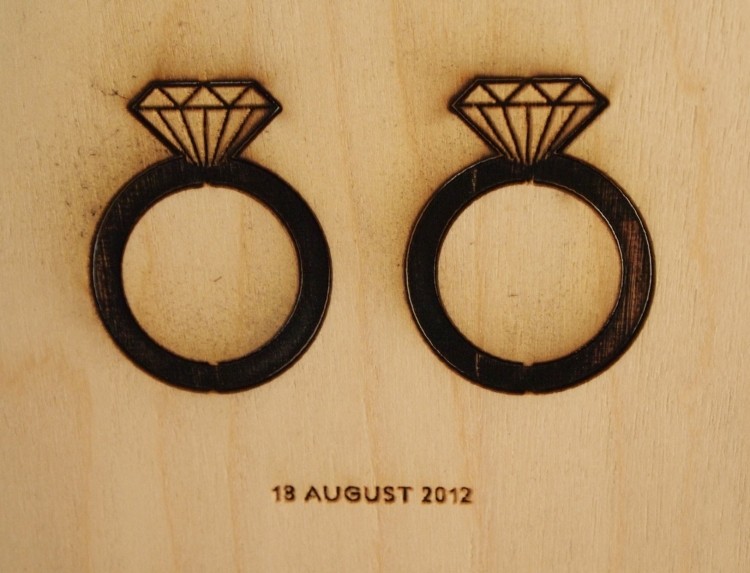 Na drevenej doske napaľujte podpisy alebo symboly lásky pozvánka-na-svadbu-drevené-svadobné prstene-romantická-tabuľa-dátum-gravírovanie-pálenie