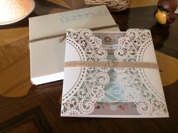 malé filigránske detaily ozvláštňujú kartu Pozvánka na svadbu-čipkované obrúsky-krásne-nežné-pohľadnicové-farebné