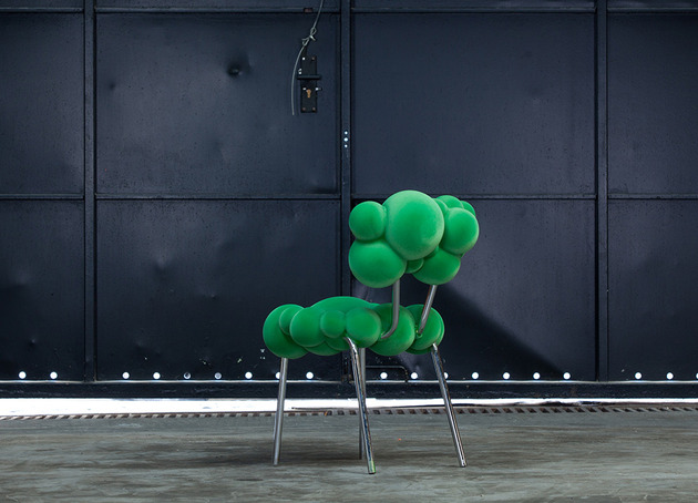 Stolička-kovové nohy, zelená krycia guľa, textúrovaný povrch, zamatová imitácia Stolička-kovové nohy zelená krycia guľa textúrovaný povrch moderná haptická imitácia sametu