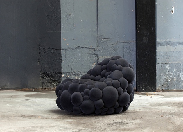 Dizajnové kreslo v čiernej farbe-moderné čalúnenie-pogumovaný poťah Čierny sedací kreslo s dizajnom nábytku čalúneným poťahom z penovej gumy