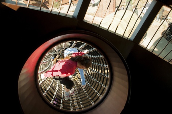 Deti hrajú nápady na stavbu vesmíru Nápady na stavbu detského ihriska, drevená šmykľavka