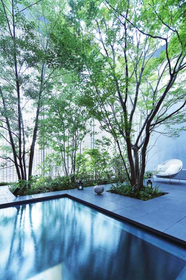 Sklenený dom s bazénom vo vnútornom dvore