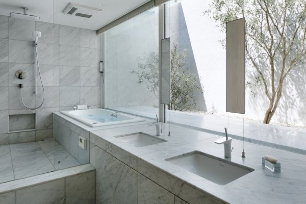 Kúpeľňový dizajn Obyčajný biely nábytok