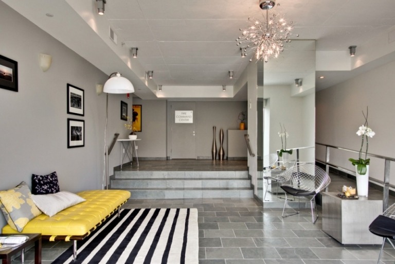 Zostavená vstupná chodba so sivožltou posteľou