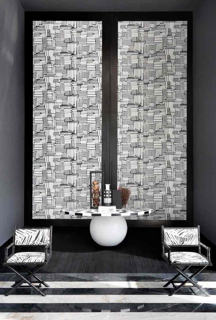 Nastavené v čiernej a bielej farbe, posuvné dvere, knihy, vzor, ​​okrúhly stôl