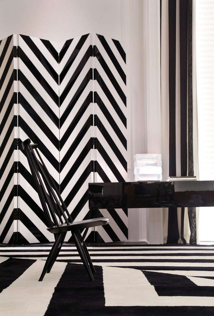 zostava-čierna-biela-stôl-stolička-obrazovka