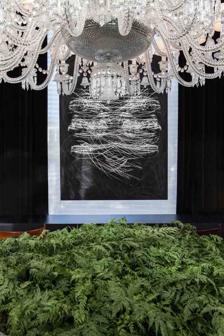 zariadenie-čierno-biele-umelecké diela-krištáľový luster