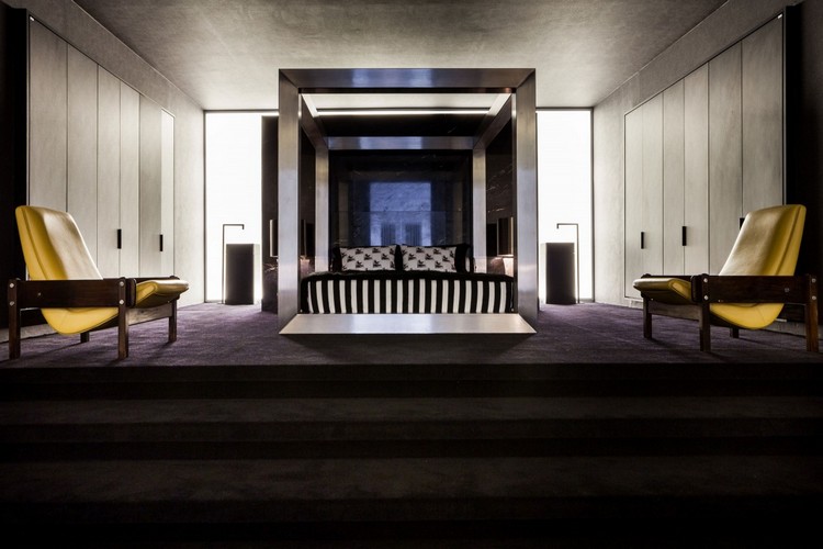 zostava-čierna-biela-spálňa-baldachýn posteľ-vstavaná skriňa