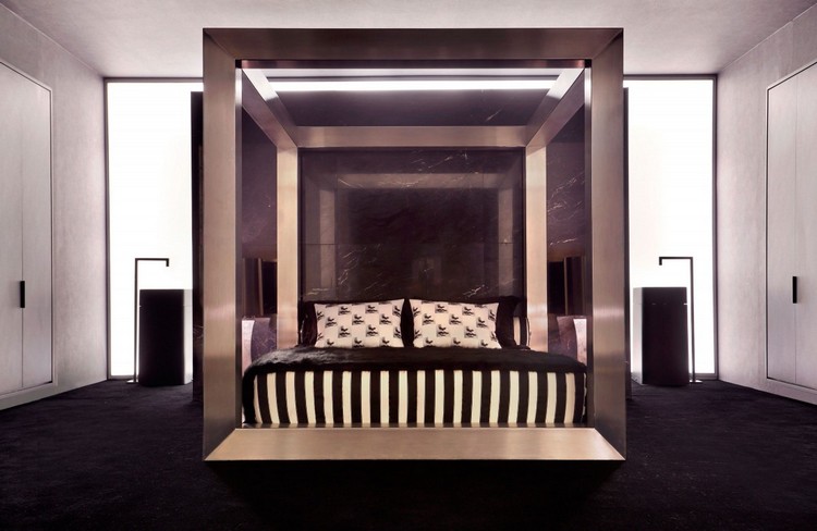 zostava-čierna-biela-spálňa-oceľová konštrukcia-posteľ s baldachýnom