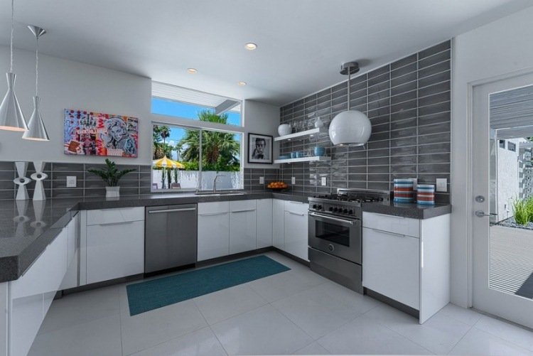 kuchynský nábytok-sivá-biela-modrá-rohožka