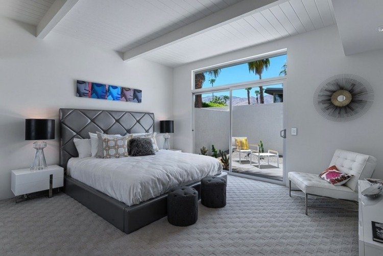 hosťovská izba-čalúnená posteľ-šedo-biela-malá záhradka