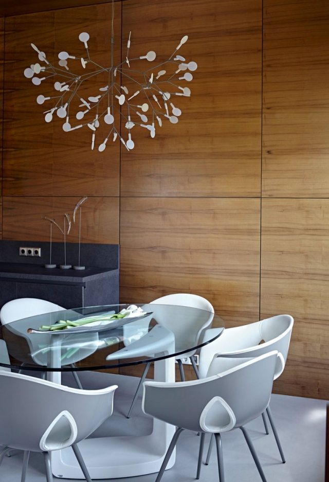 Bývanie v sivej tepelne vyžarujúcej stene obloženej drevenými panelmi byt-v-Moskve-predmestí-drevené-steny-jedálenský-priestor-závesná-lampa-dizajn