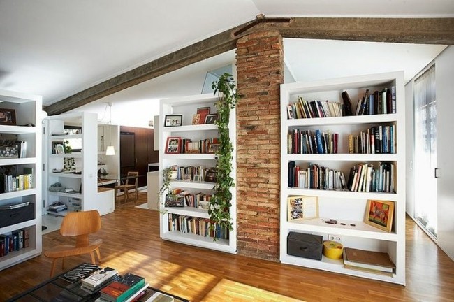 Inštalácia pomocou stropných nosníkov s drevenou podlahou Knižnice z dubového lakovaného lúča