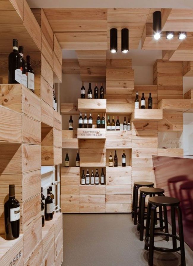 Interiér interiéru moderného zariadenia z dreva vínnej pivnice poličky na knihy s moderným dekorom