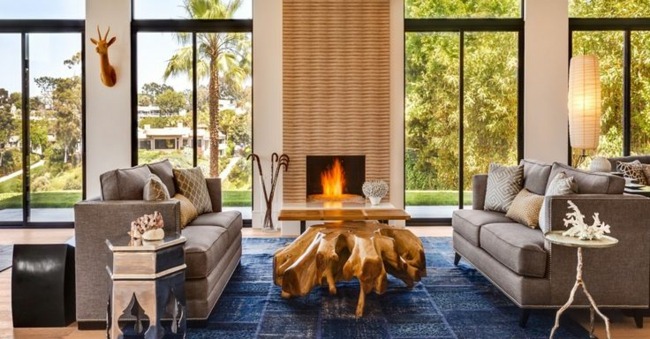 rustikálny drevený stôl obývacia izba moderný dekor Moderná obývačka zariadená krbom s modrým kobercom