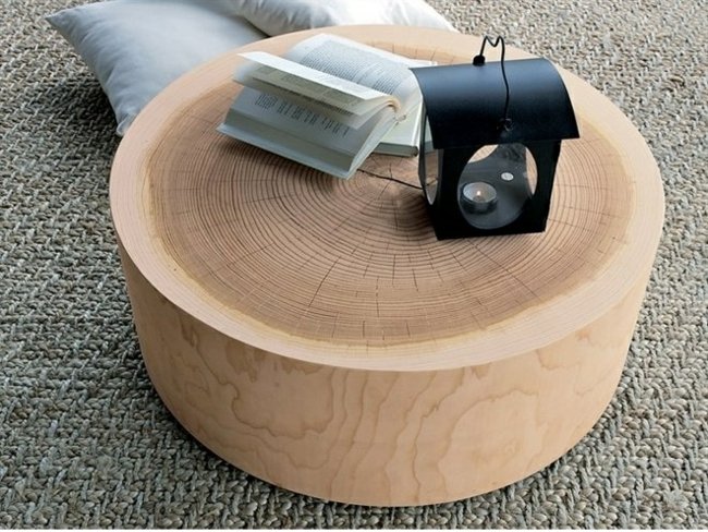 Drevený stolný lampa na vankúš s guľatým kmeňom stromu