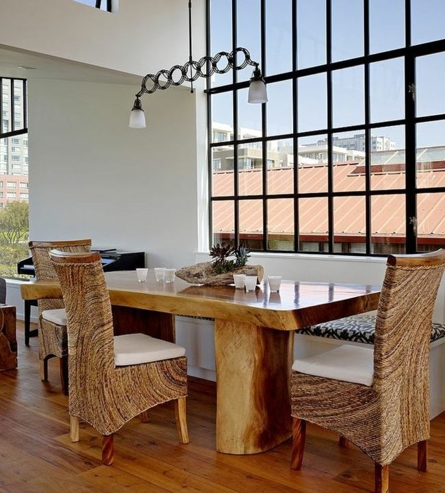 Stoličky z dreveného nábytku, lampa, sklenené okno, drevené podlahy, jedálenský kút