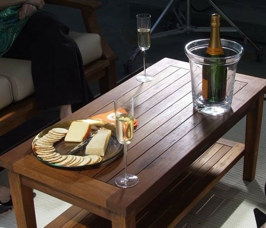 Zariadenie nábytkom z masívneho dreva, stolík do obývačky, úložný priestor