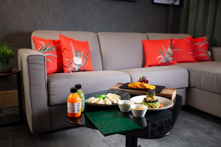 Nábytok z prírodných materiálov dekoratívny vankúš červený