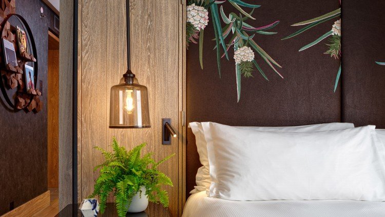 Zariadenie z prírodných materiálov, drevená skrinka, umelá koža