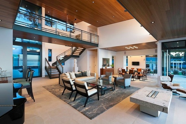 Pohodlný interiér jedálne a štýlový dizajnový nápad