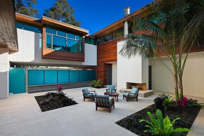 Vysnívaný domáci prídel záhradné stoličky krb drevená fasáda