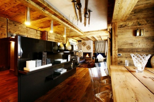 Stôl z recyklovaného dreva vo vidieckom štýle