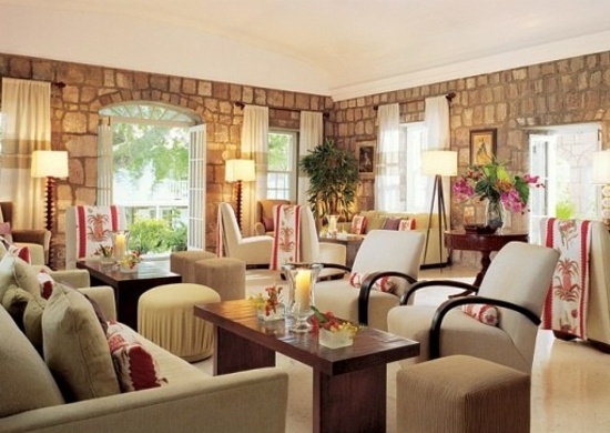 Koloniálny interiér obývacia izba béžovo hnedé farby