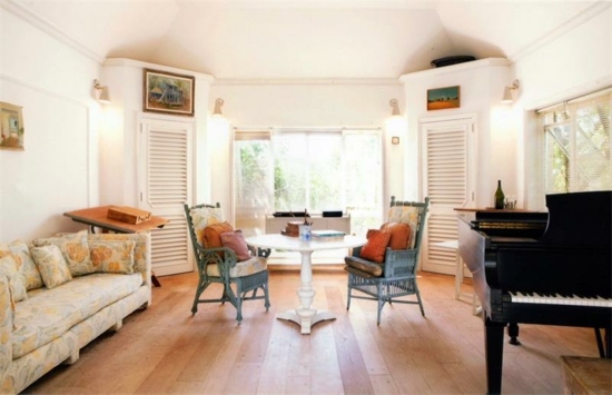 Pohovka v koloniálnom štýle modro -biely symetrický interiér