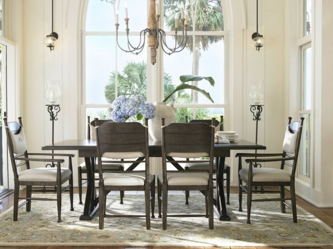 Kovový luster z vidieckeho štýlu z tmavého dreva