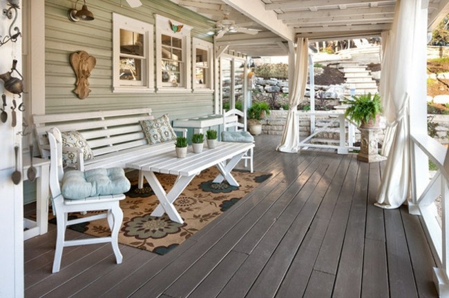 Vidiecky štýl zariadený kobercom v stredomorských doplnkoch