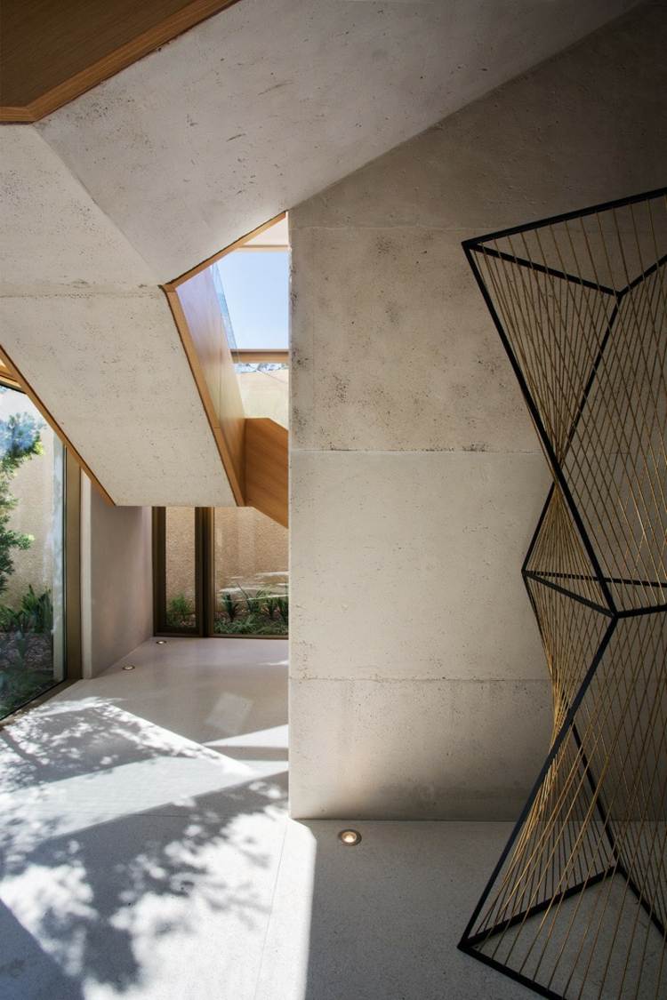 Minimalisticky a moderne je riešená aj chodba domu minimalistický štýl zariadenie betónová plastika kovová podlaha moderná