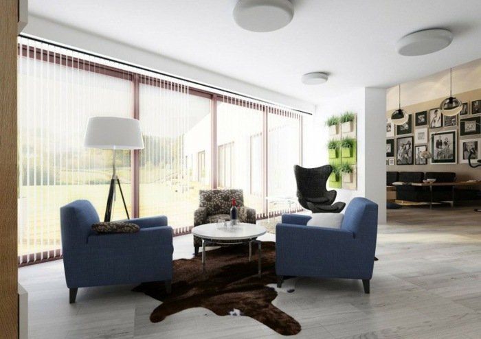 Konferenčný stolík s kobercom a modrým kreslom