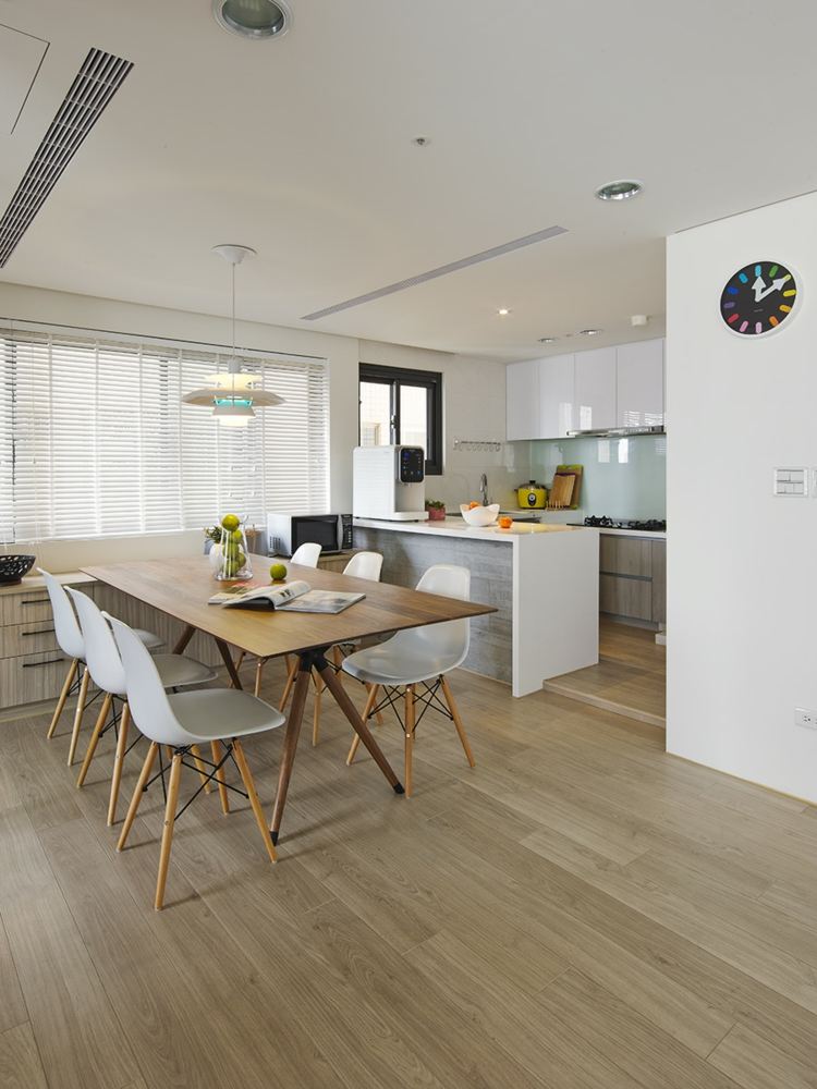 zariadenie minimalistickými ázijskými dizajnovými kuchynskými nástennými hodinami vo vysokom lesku