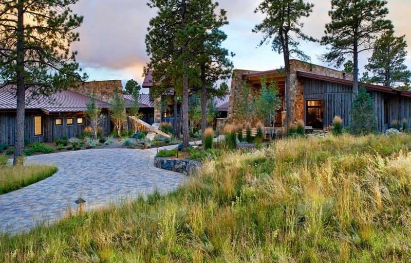 Dizajn záhrady vo vidieckom štýle - príjazdová cesta položená prírodným kameňom Zariadenie-záhradný dizajn-vidiecky dom v štýle-okrasná tráva-záhradná cesta-vchod