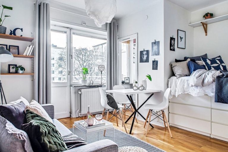 Obývacia spálňa nápady na zariadenie IKEA posteľné skrinky malý jedálenský stôl farby jednoizbový byt dvojsedadlová pohovka v sivom vankúši zelená béžová