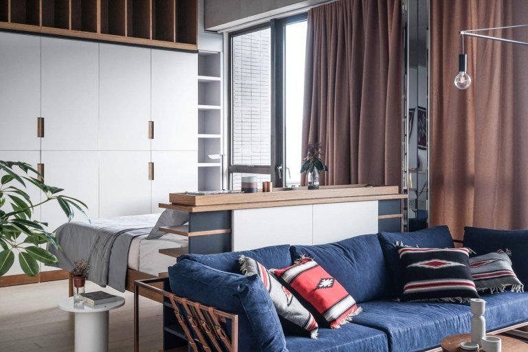 moderný apartmán s rozkladacou pohovkou pre 2 osoby a komodou ako predelkou miestnosti
