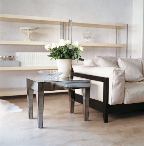 Kovový nízky konferenčný stolík