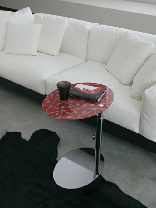 malý farebný príručný stolík